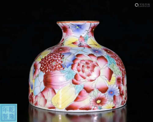 A FAMILLE-ROSE FLOWER VASE