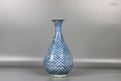 A chinese qing dynasty porcelain bottle