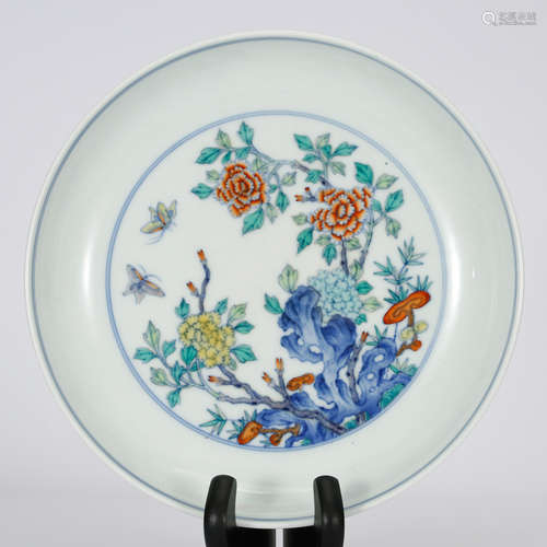 CHINESE DOUCAI PORCELAIN PLATE