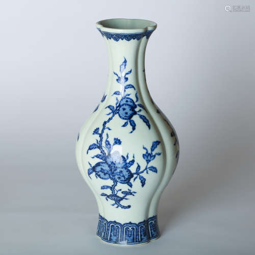 CHINESE BLUE AND WHITE PORCELAIN VASE