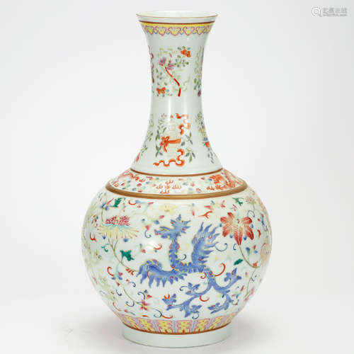 CHINESE FAMILLE ROSE PORCELAIN VASE