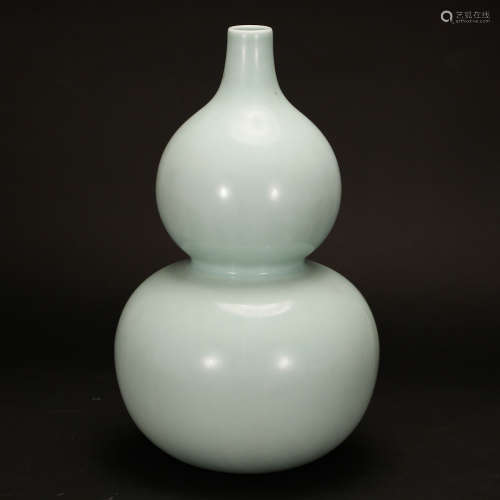 CHINESE CELADON GLAZED GOURD VASE