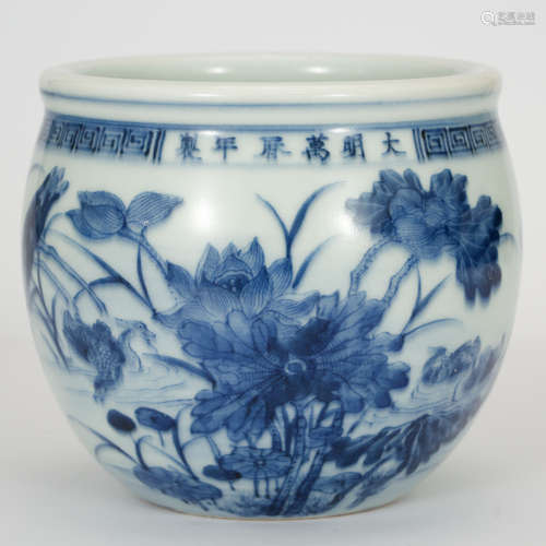 CHINESE BLUE AND WHITE PORCELAIN JAR