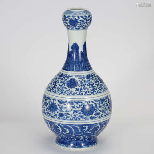 CHINESE BLUE AND WHITE GARLIC HEAD VASE