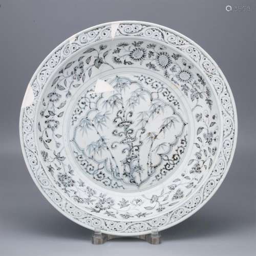 CHINESE PORCELAIN BLUE AND WHITE CHARGER