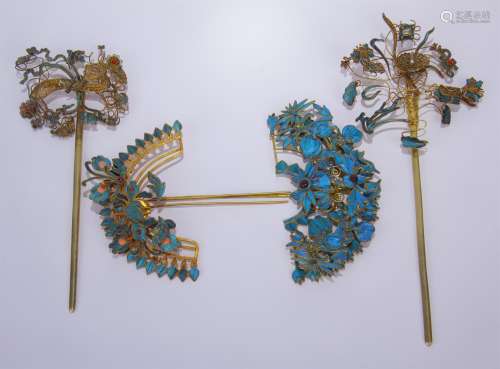 A SET OF FOUR KINGFISHER FEATHER GILT SILVER HARIPINS