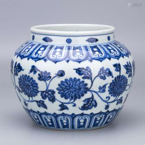 CHINESE PORCELAIN BLUE AND WHITE FLOWER JAR