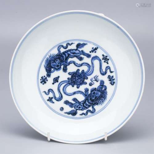 CHINESE PORCELAIN BLUE AND WHITE LIONS PLATE