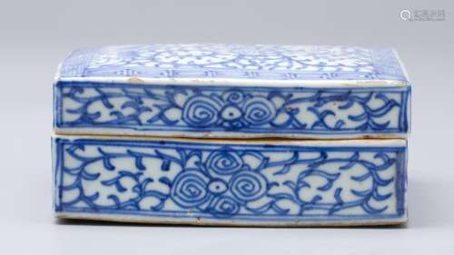 CHINESE PORCELAIN BLUE AND WHITE SQUARE BOX