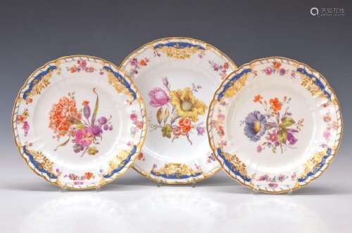 dinner plates and two pastry plates