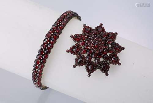 Lot with garnets, star brooch and bangle
