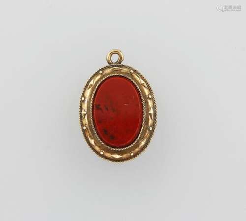 14 kt gold locketpendant with carnelian