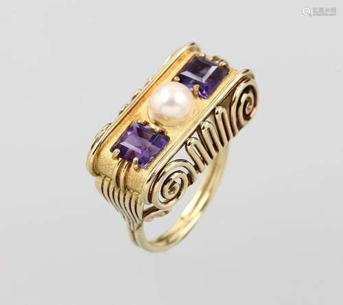 14 kt gold ring with amethysts and cultured pearl