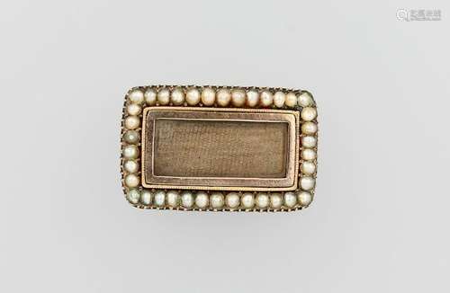 8 kt gold memory brooch, probably England approx. 1830s