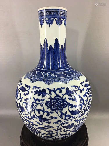 A BLUE FLOWER WITH SQUID GRAIN FLORAL DESIGN GLOBULAR SHAPE VASE