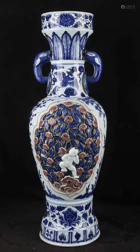 A FLOWER PATTERN BLUE&WHITE RED GLAZED DOUBLE-EAR VASE