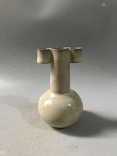 A SONG DYNASTY ROYAL KILN YWO EARS VASE