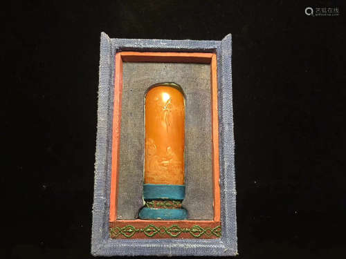 17-19TH CENTURY, AN OLD TIBETAN FIGURE DESIGN FIELD YELLOW STONE STAMP, QING DYNASTY