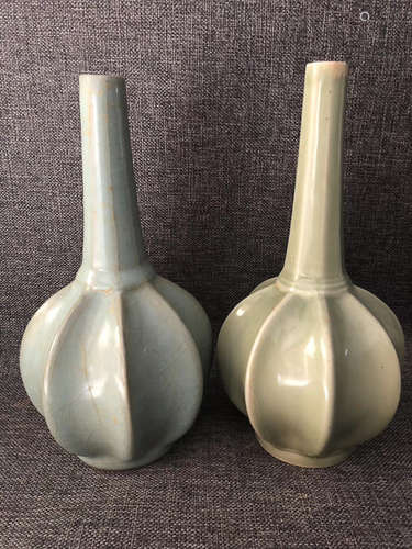 A YUE KILN GREEN GLAZED BOTTLE