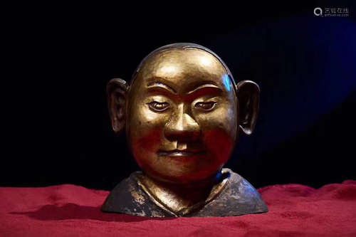 A TIBETAN BRONZE GILT LAMA STATUE