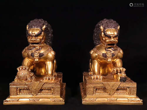 17-19TH CENTURY, A PAIR OF LION DESIGN GILT BRONZE  FIGURES, QING DYNASTY