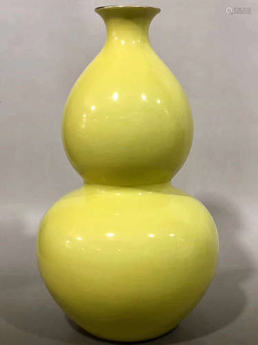 A YELLOW GLAZED GOURD DESIGN BOTTLE