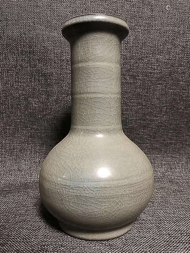 A SOUTHREN SONG GE KILN VASE