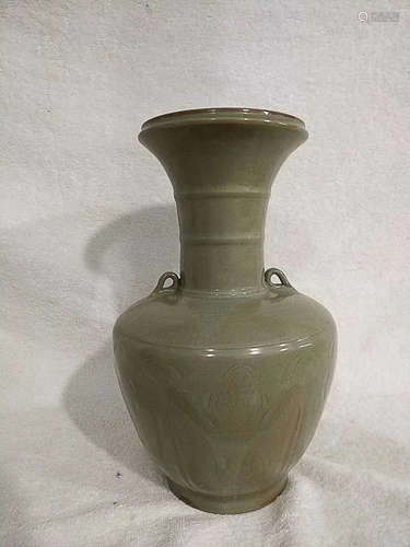 A YUE KILN LOTUS PATTERN DOUBLE-EAR VASE