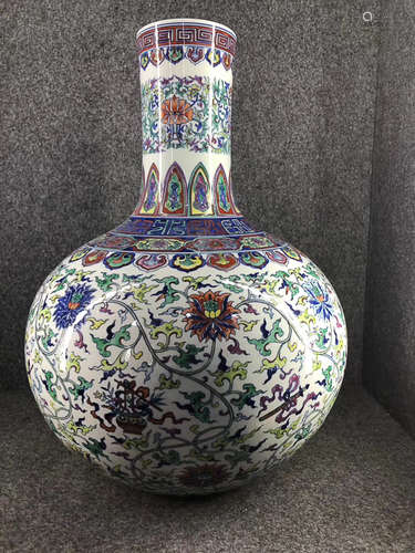 A FLOWER PATTERN GLOBULAR SHAPED VASE IN CONTRASTING COLORS