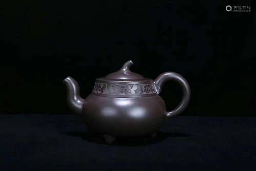 AN OLD PURPLE CLAY TEAPOT WITH ZHOU GUIZHEN MARK