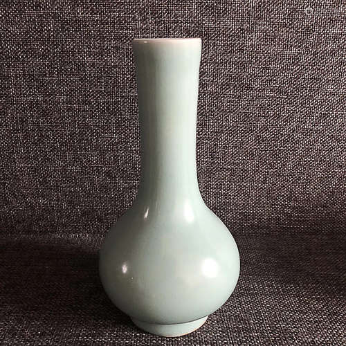 A LONGQUAN KILN GREEN GLAZED LONG-NECK VASE