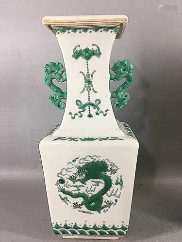 A "DA QING DAO GUANG NIAN ZHI" MARK GREEN COLOUR DOBBLE EARS VASE