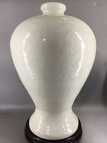 A SWEET WHITE GLAZE DARK DRAGON TATTOO VASE