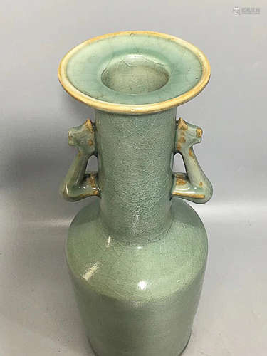 A LONGQUAN KILN DOUBLE-EAR VASE