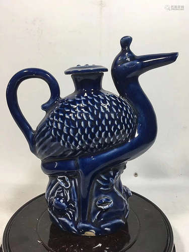 A BLUE GLAZE BIRD SHAPE TEAPOT