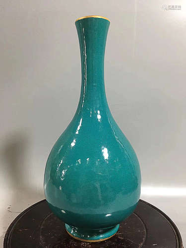 A GREEN GLAZED LONG-NECK VASE