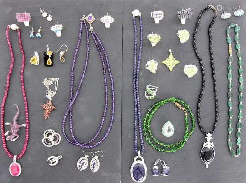 A LOT OF 32 JEWELLERY PIECES Silver, mostly with