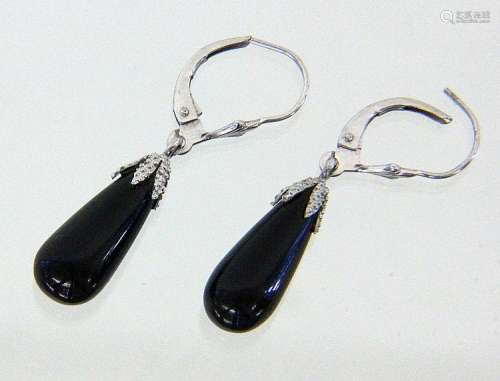 A PAIR OF DROP EARRINGS 585/000 white gold with