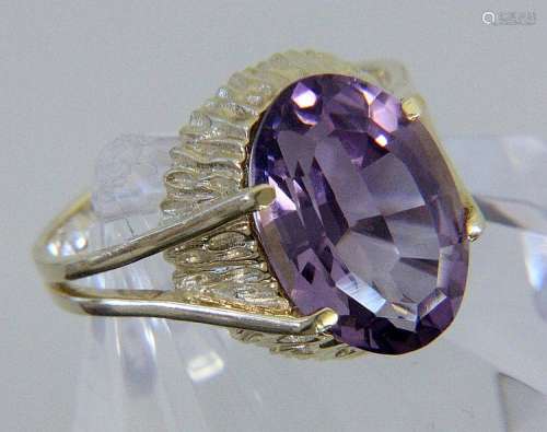 A LADIES' RING 585/000 yellow gold with amethyst