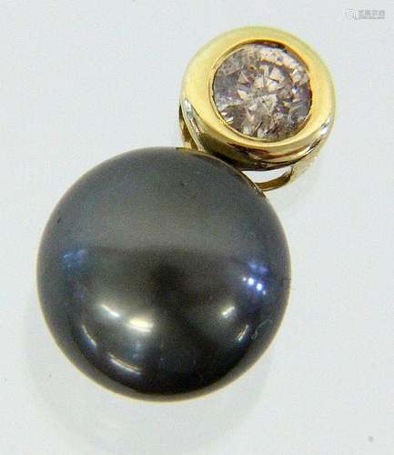 A PENDANT 750/000 yellow gold with a Tahiti pearl