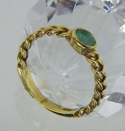 A LADIES RING 333/000 yellow gold with emerald