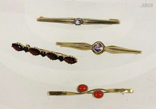 FOUR OLD BAR BROOCHES 333/000 yellow gold with