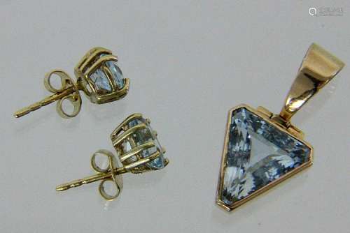 A PENDANT AND A PAIR OF STUD EARRINGS 585/000