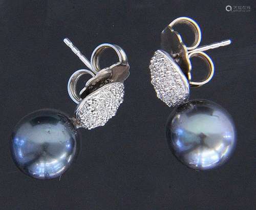 A PAIR OF STUD EARRINGS 585/000 white gold with a