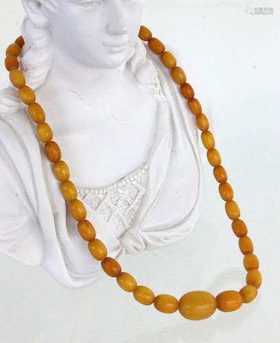 AN AMBER NECKLACE 40 cm