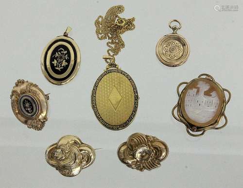 A LOT OF 7 ANTIQUE JEWELLERY PIECES , mostly