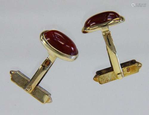 A PAIR OF CUFFLINKS 333/000 yellow gold with a