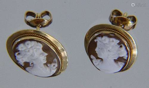 A PAIR OF STUD EARRINGS 750/000 yellow gold with