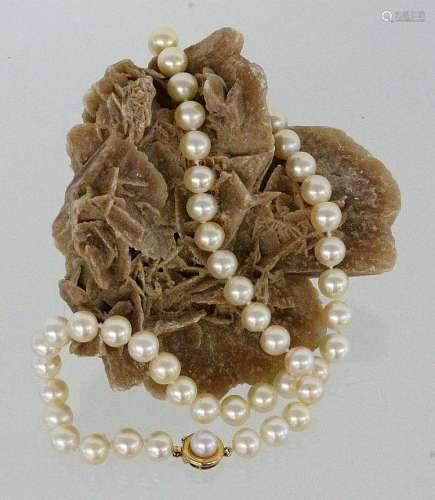 A PEARL NECKLACE with cultured pearls of