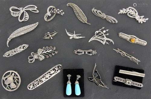 A LOT OF 20 JEWELLERY PIECES mostly silver with